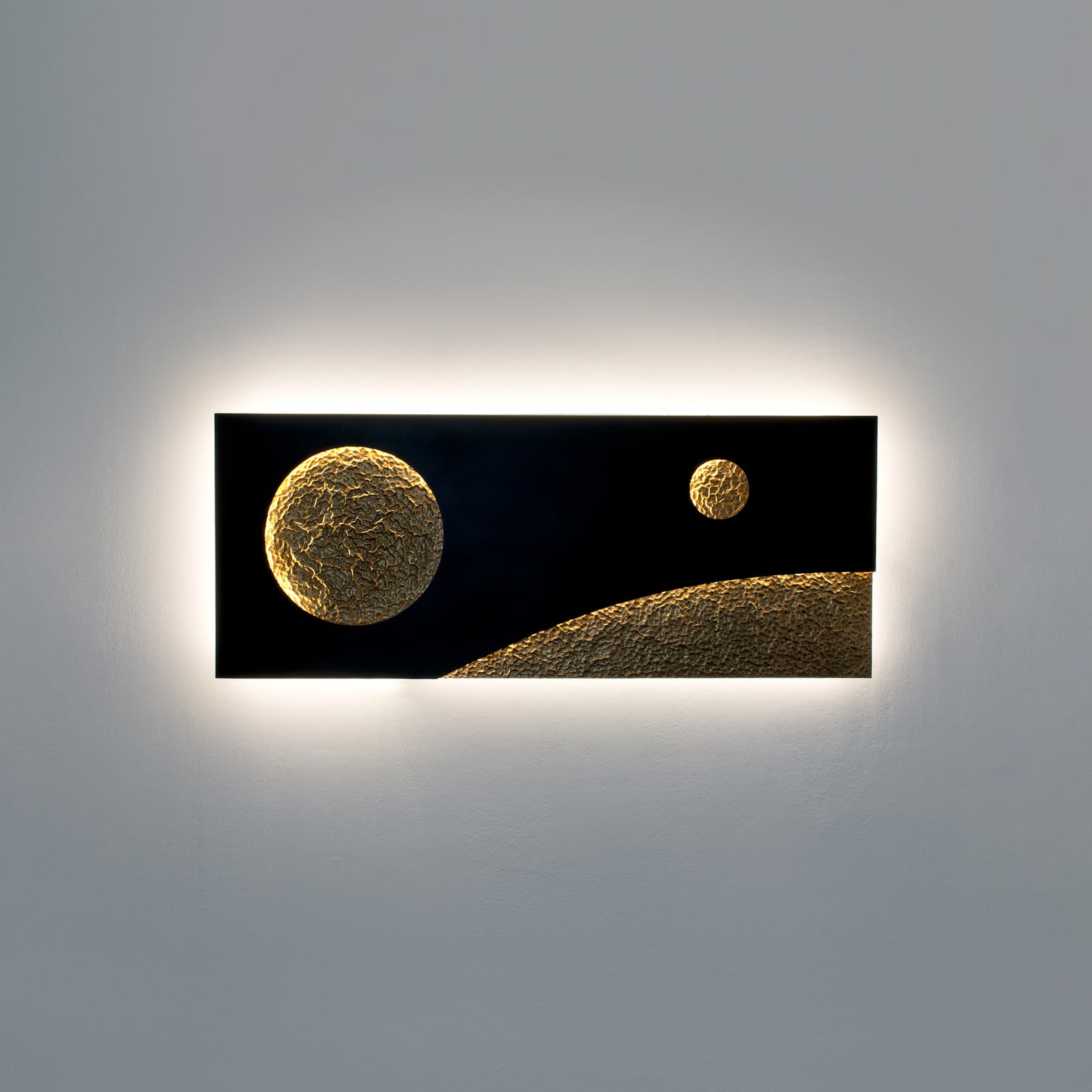 LED vegglampe Universo Spettro svart og gull bakside