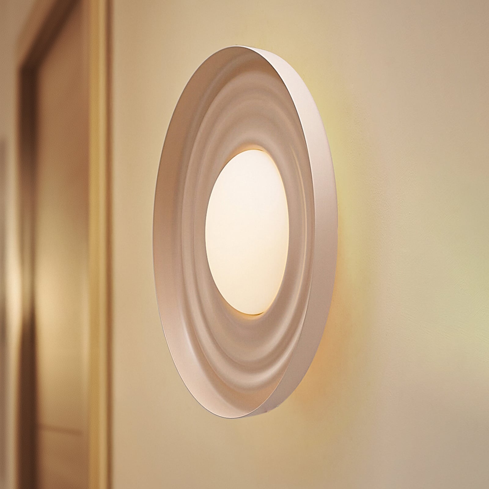 LED vegglampe Waves beige metall forfra
