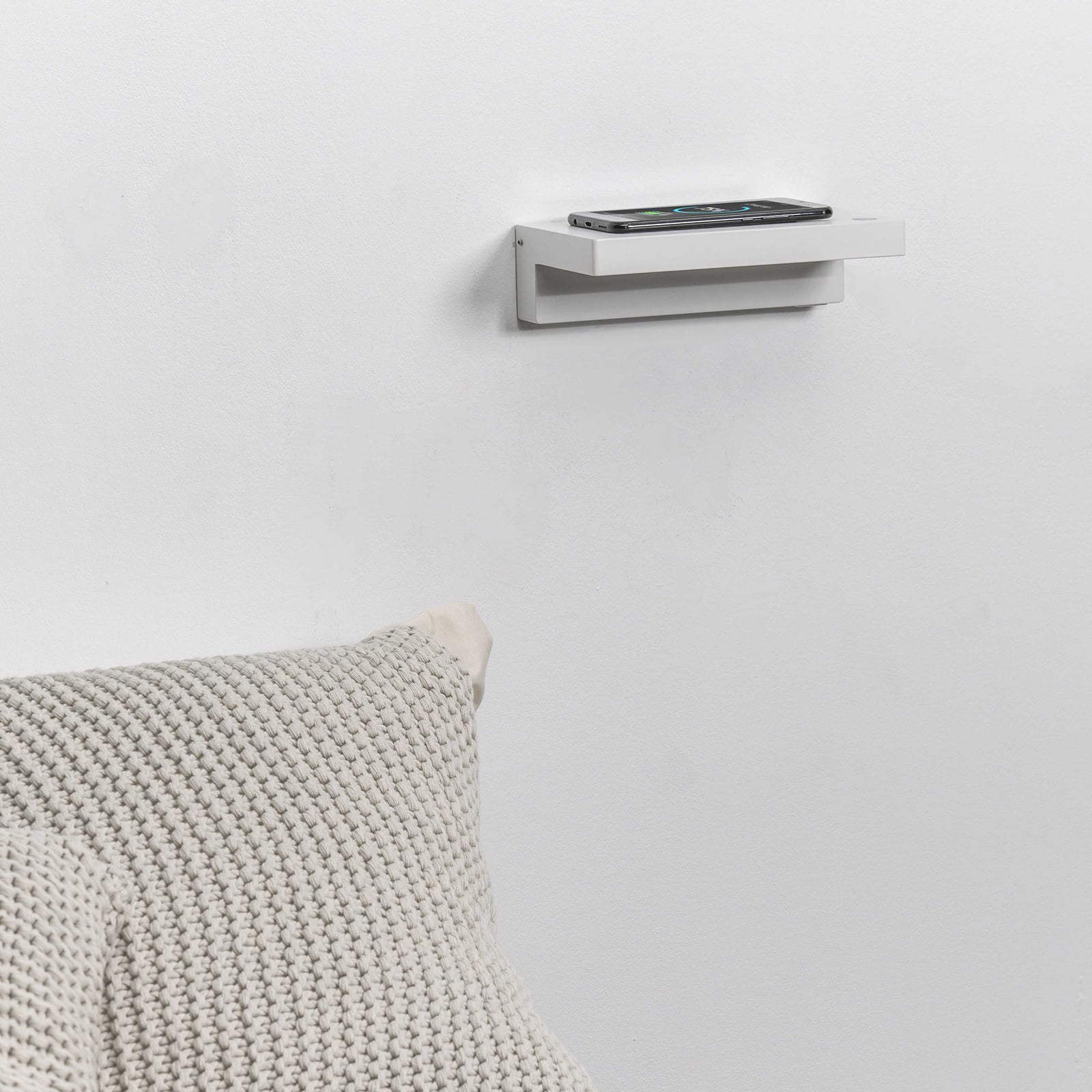 LED vegglampe Well dimbar hvit USB trådløs lader detalj