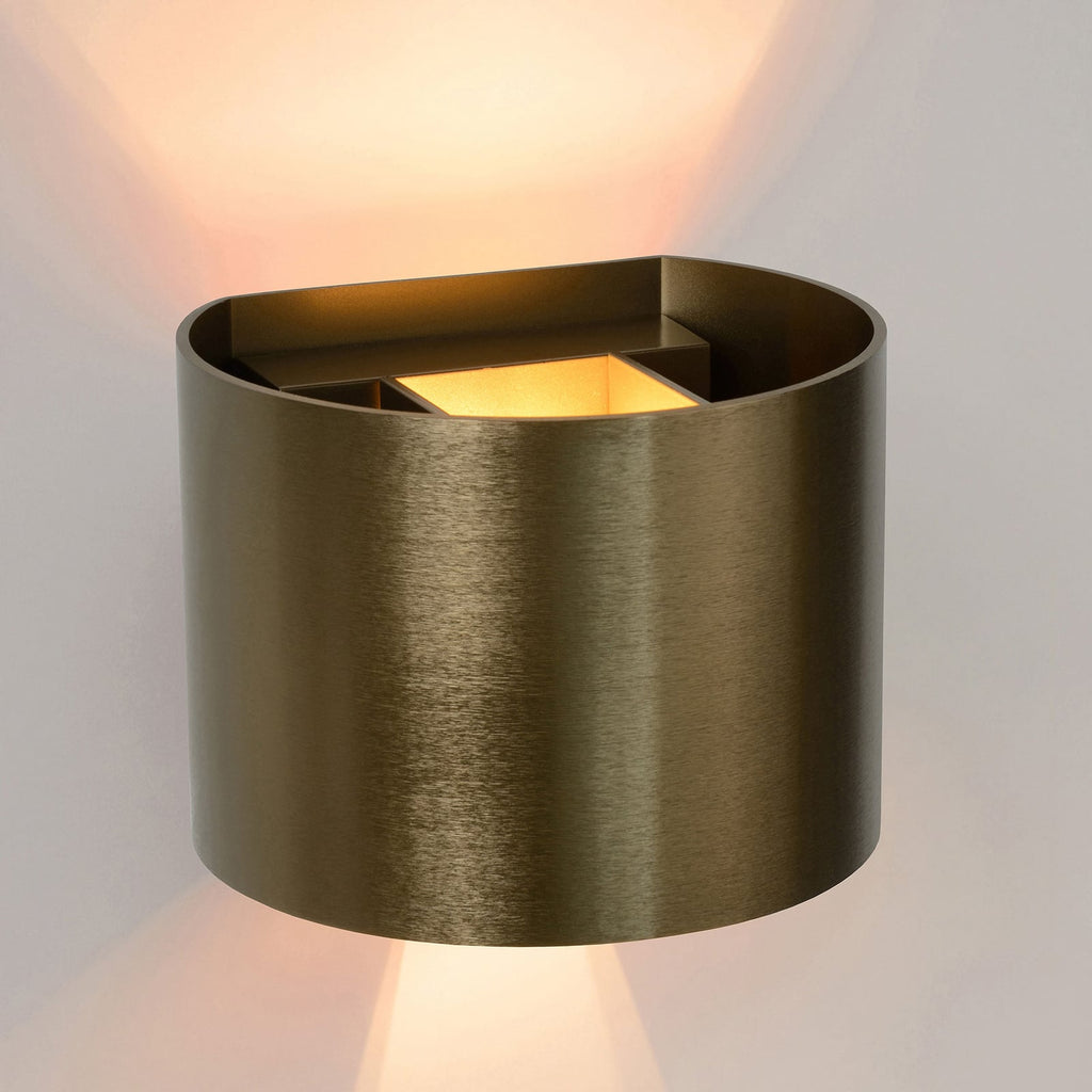 LED vegglampe Xio rund dimbar antikkmessing G9 montert på vegg