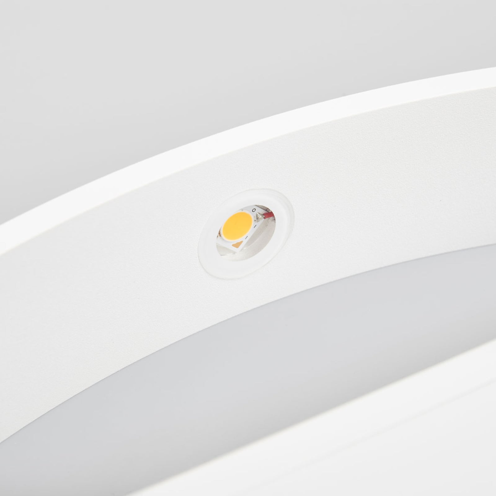 LED-vegglampe Yona matt hvit 37,5 cm varmhvit lysdetalj