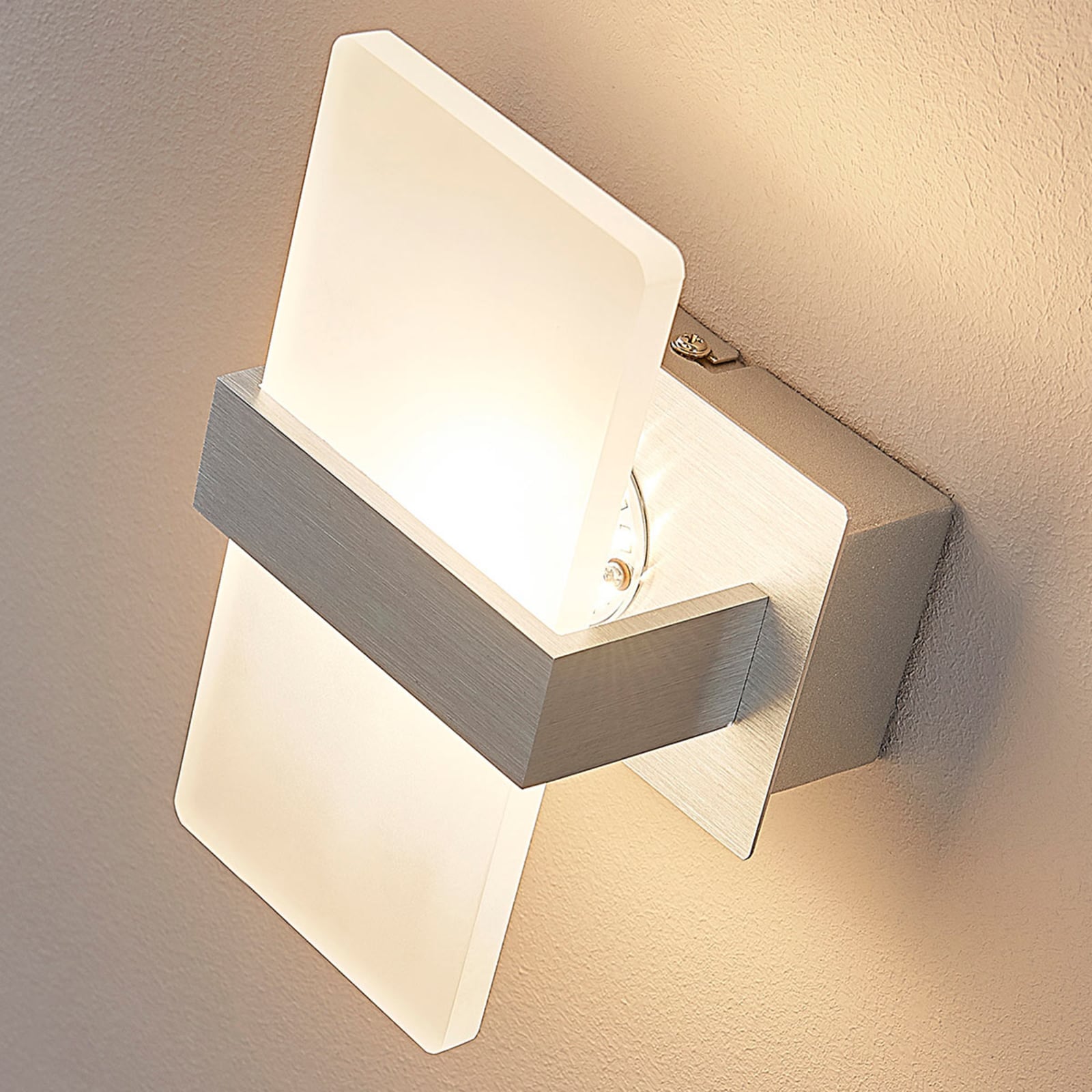 LED vegglampe Yorick med bryter alu/hvit 18 cm lysdetalj