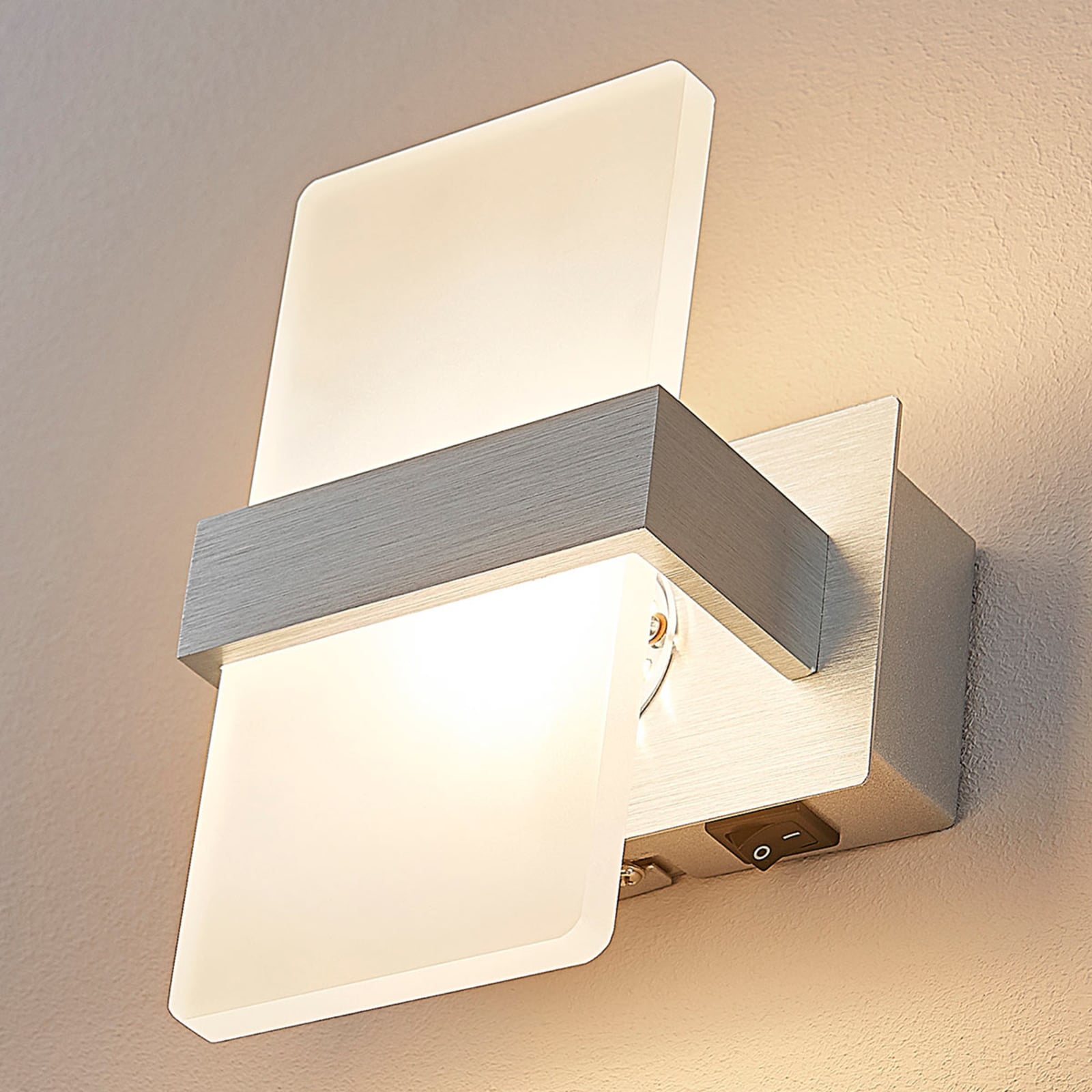LED vegglampe Yorick med bryter alu/hvit 18 cm nærbilde av materialer