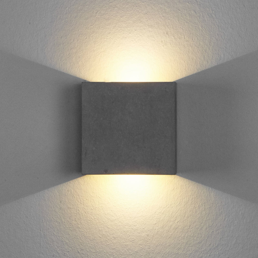LED vegglampe Yva betong grå montert på vegg