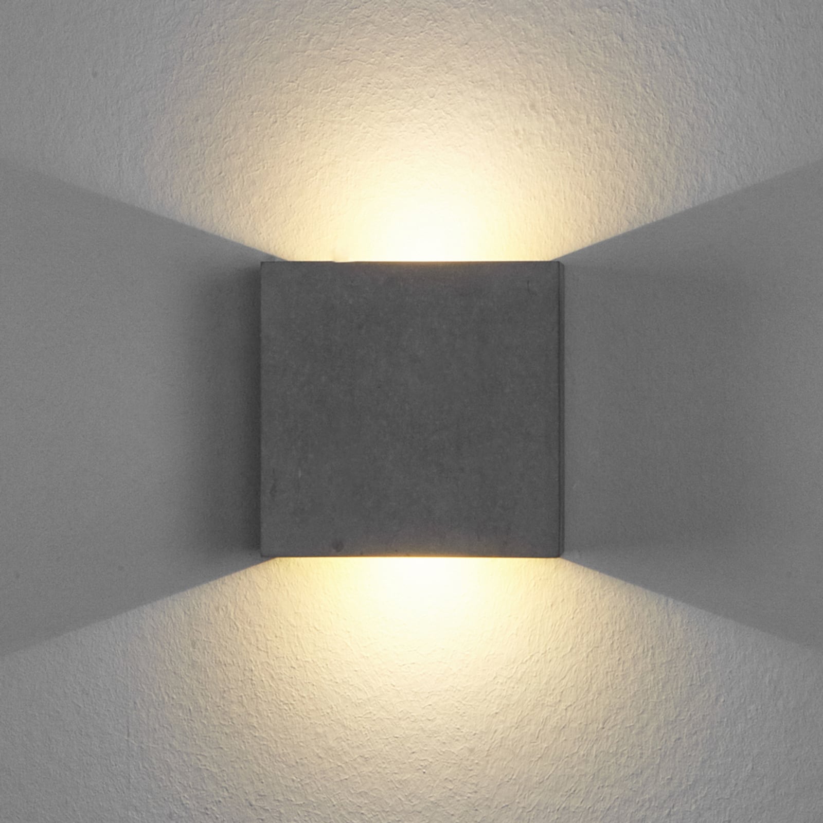 LED vegglampe Yva betong grå montert på vegg