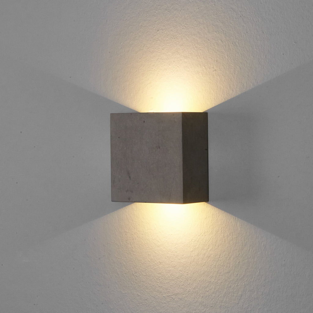 LED vegglampe Yva betong grå nærbilde av LED-lys