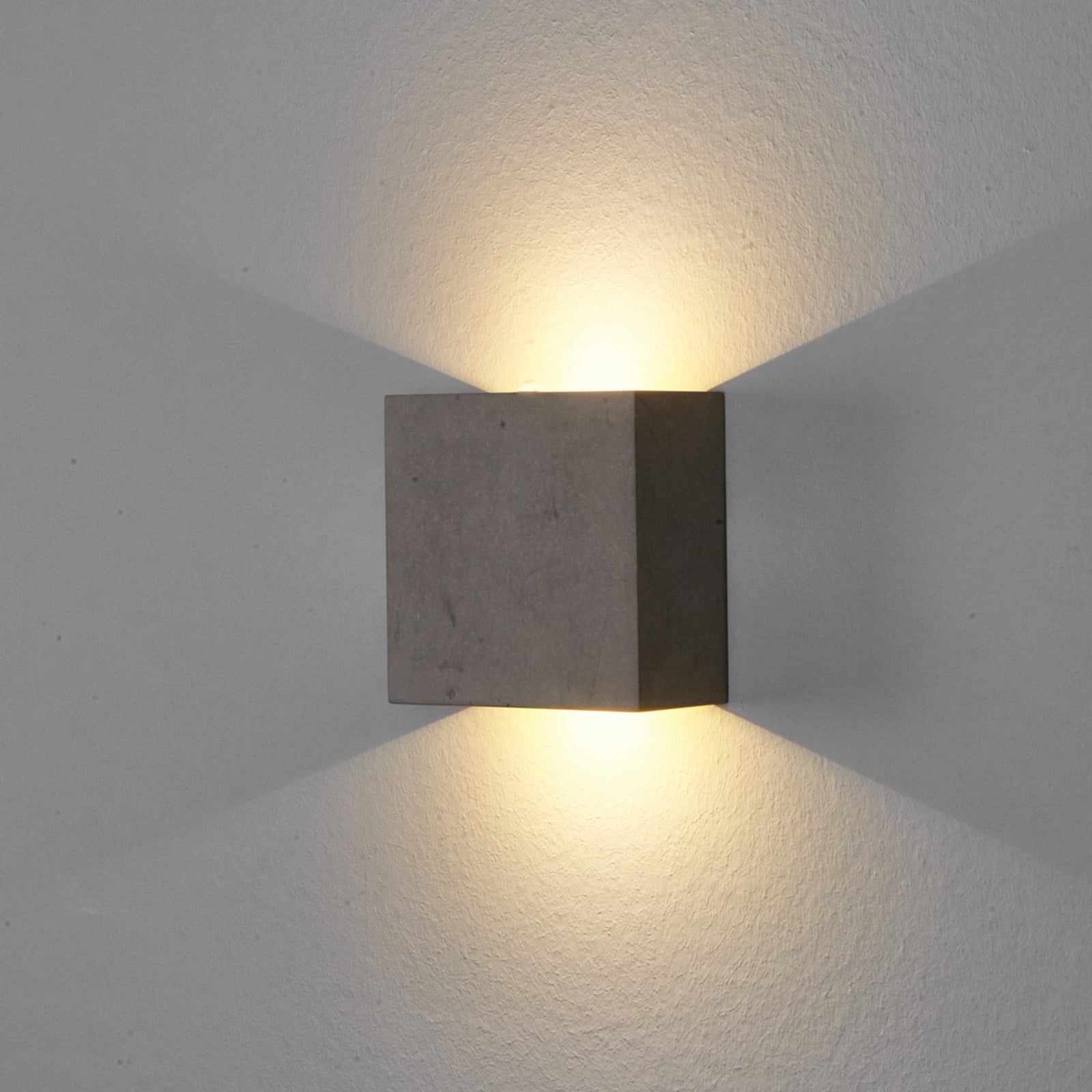 LED vegglampe Yva betong grå nærbilde av LED-lys