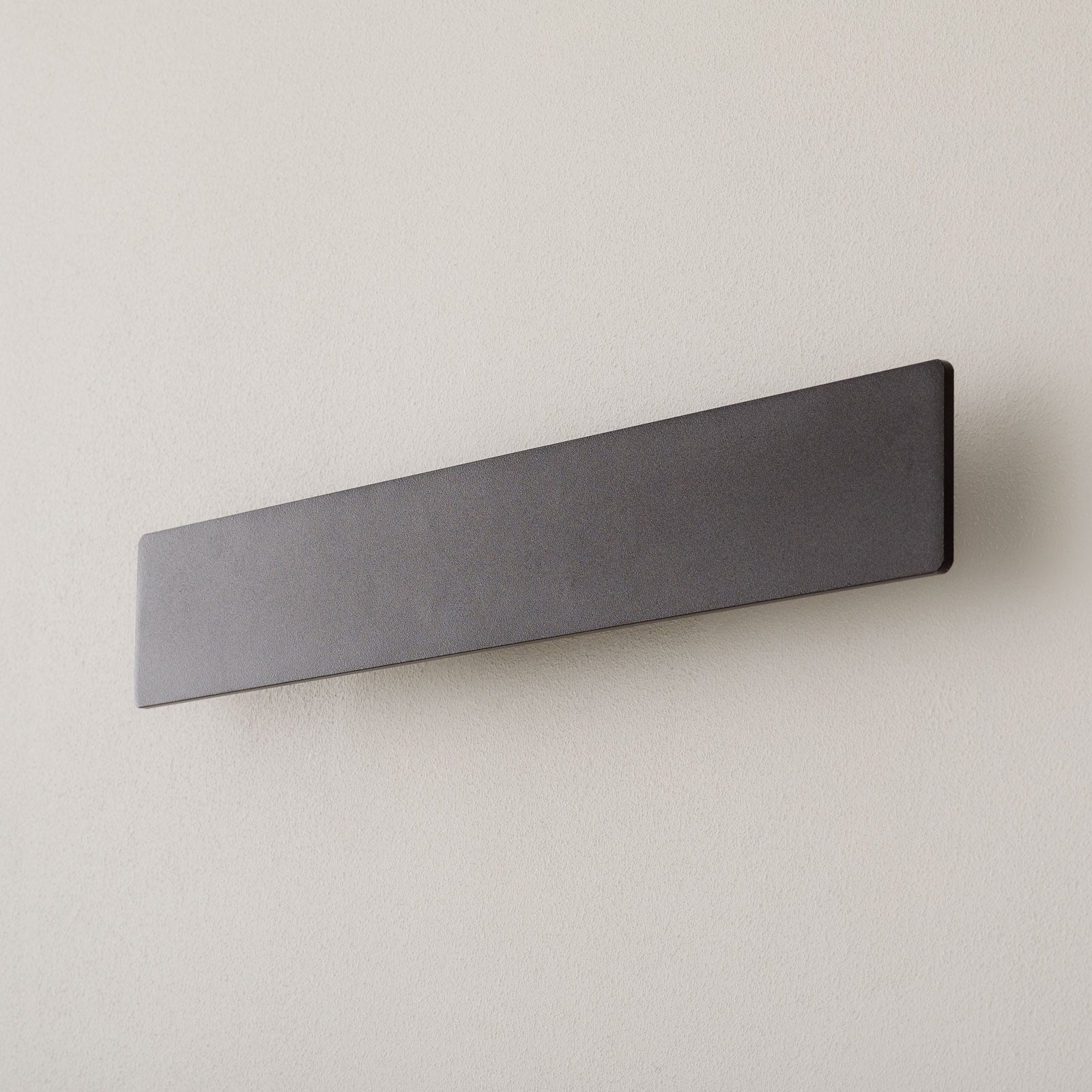 LED vegglampe Zig Zag svart aluminium detalj av overflate