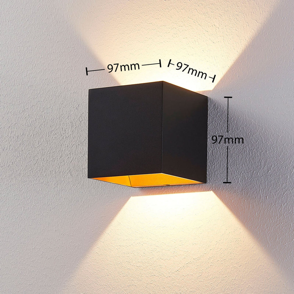 Detalj av LED vegglampe Zuzana firkantet svart aluminium 10 cm