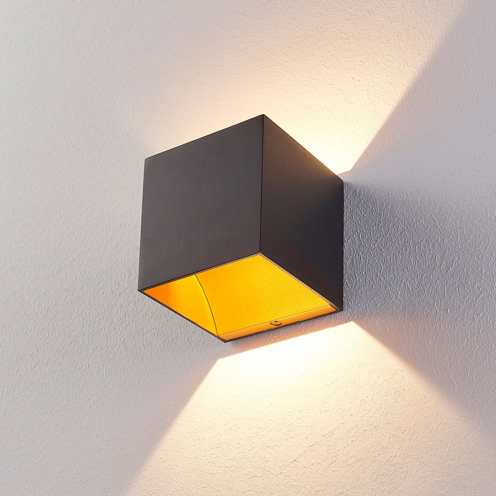Nærbilde av LED vegglampe Zuzana firkantet svart aluminium 10 cm