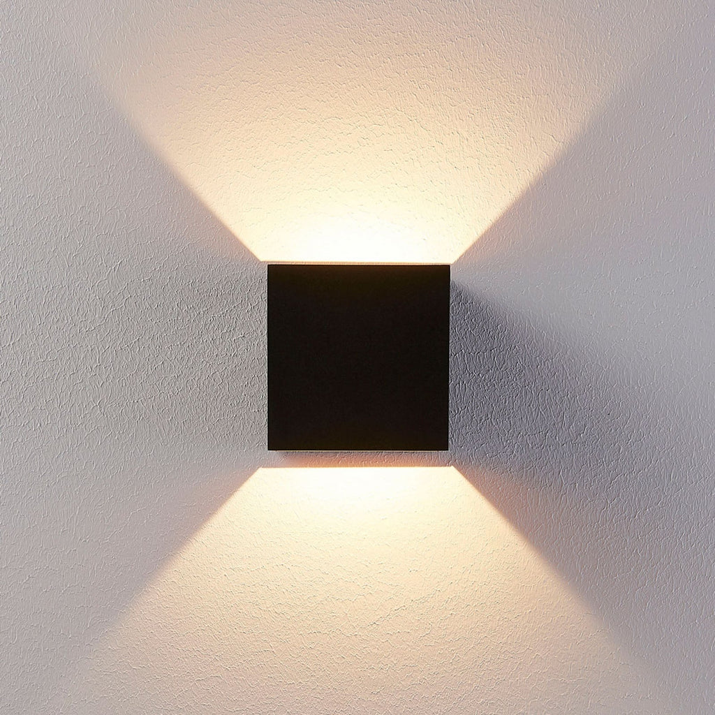 LED vegglampe Zuzana firkantet svart aluminium 10 cm med gyllen innside