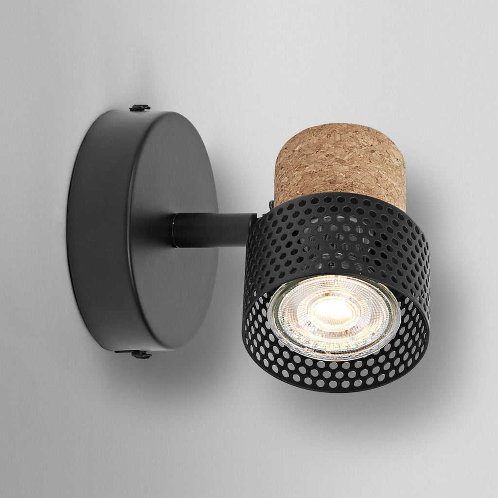 LED veggspot Cork 1-lys svart kork dimbar GU10 OSRAM montert i rom