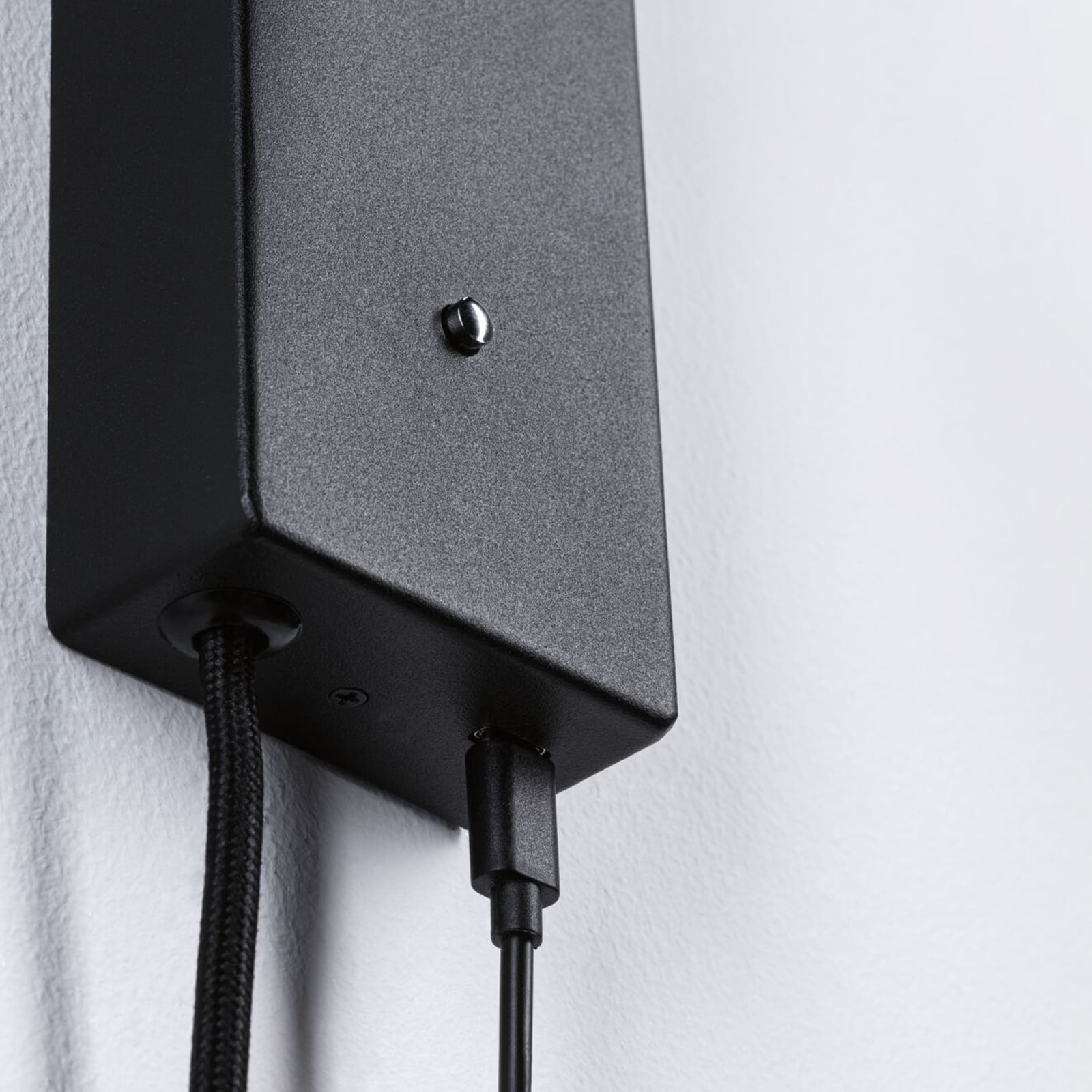 Detalj av USB-C port på LED veggspot Hulda dimbar svart