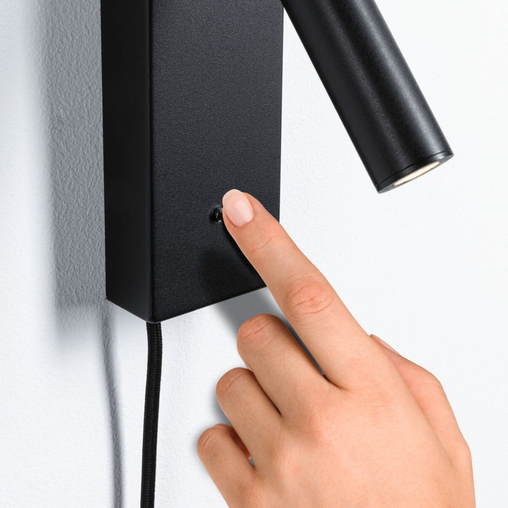 Montert LED veggspot Hulda dimbar svart USB-C ved seng