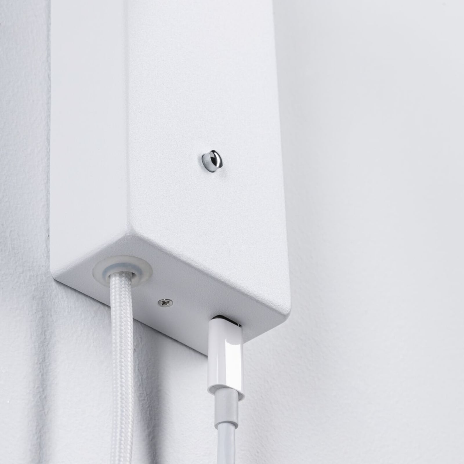 LED veggspot Hulda hvit med USB-C detalj av lyskilde