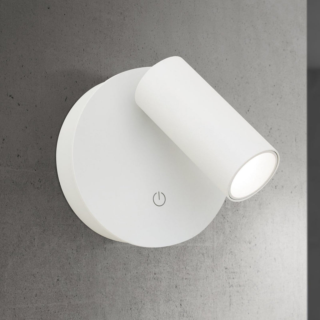 Nærbilde av LED veggspot Luxy oppladbar hvit aluminium med touch dimmer