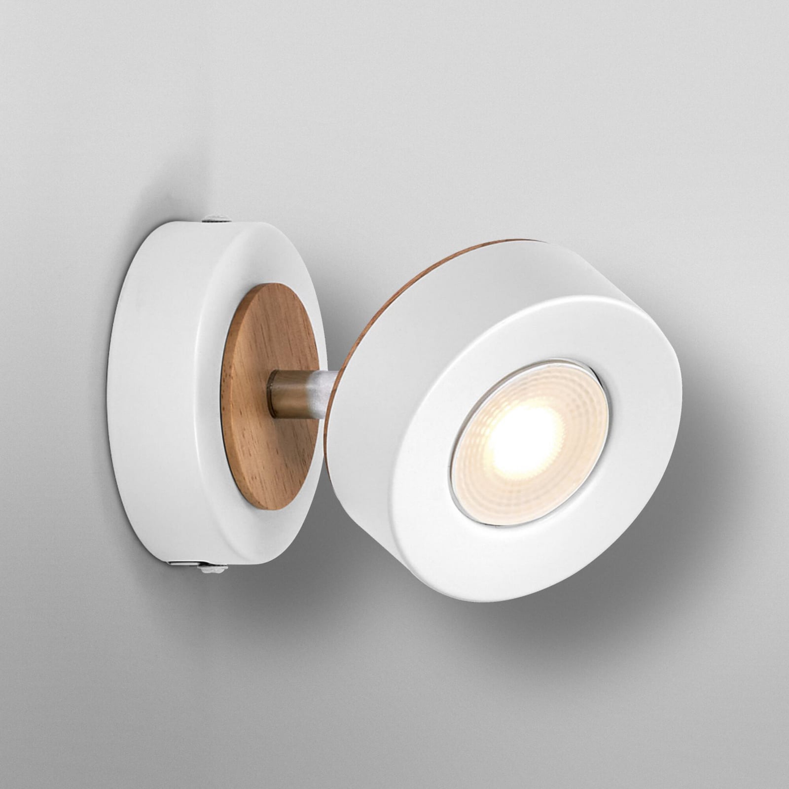 Detalj av LED veggspot Pluto hvit metall og tre