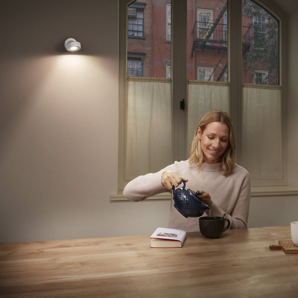 LED veggspot Pluto hvit metall og tre justerbar spot