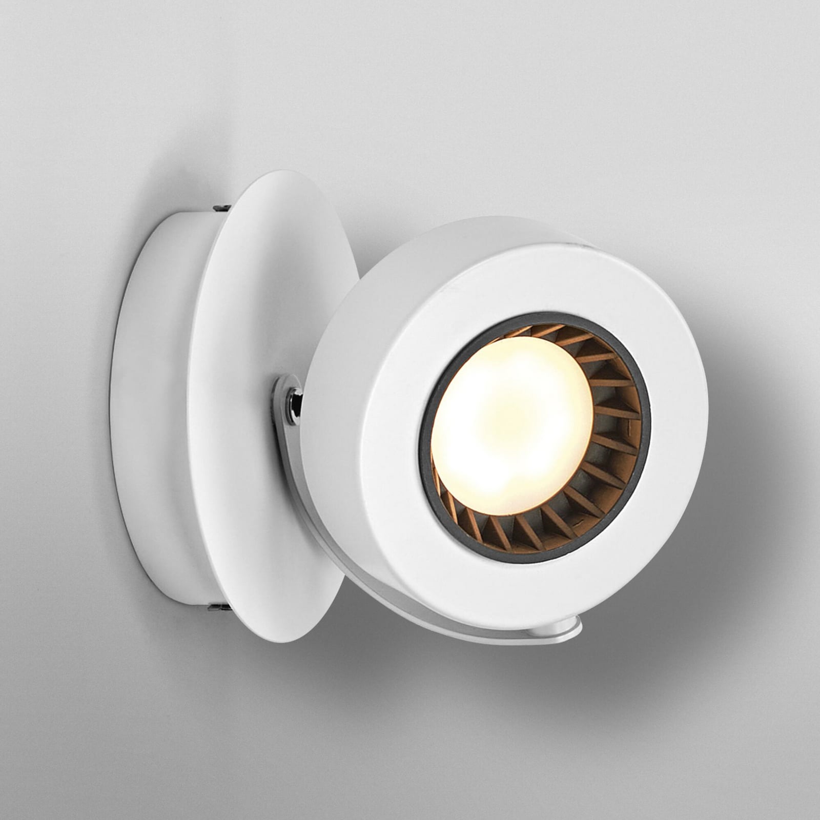 LED veggspot VENUS hvit 1-lys med bryter OSRAM montert på vegg