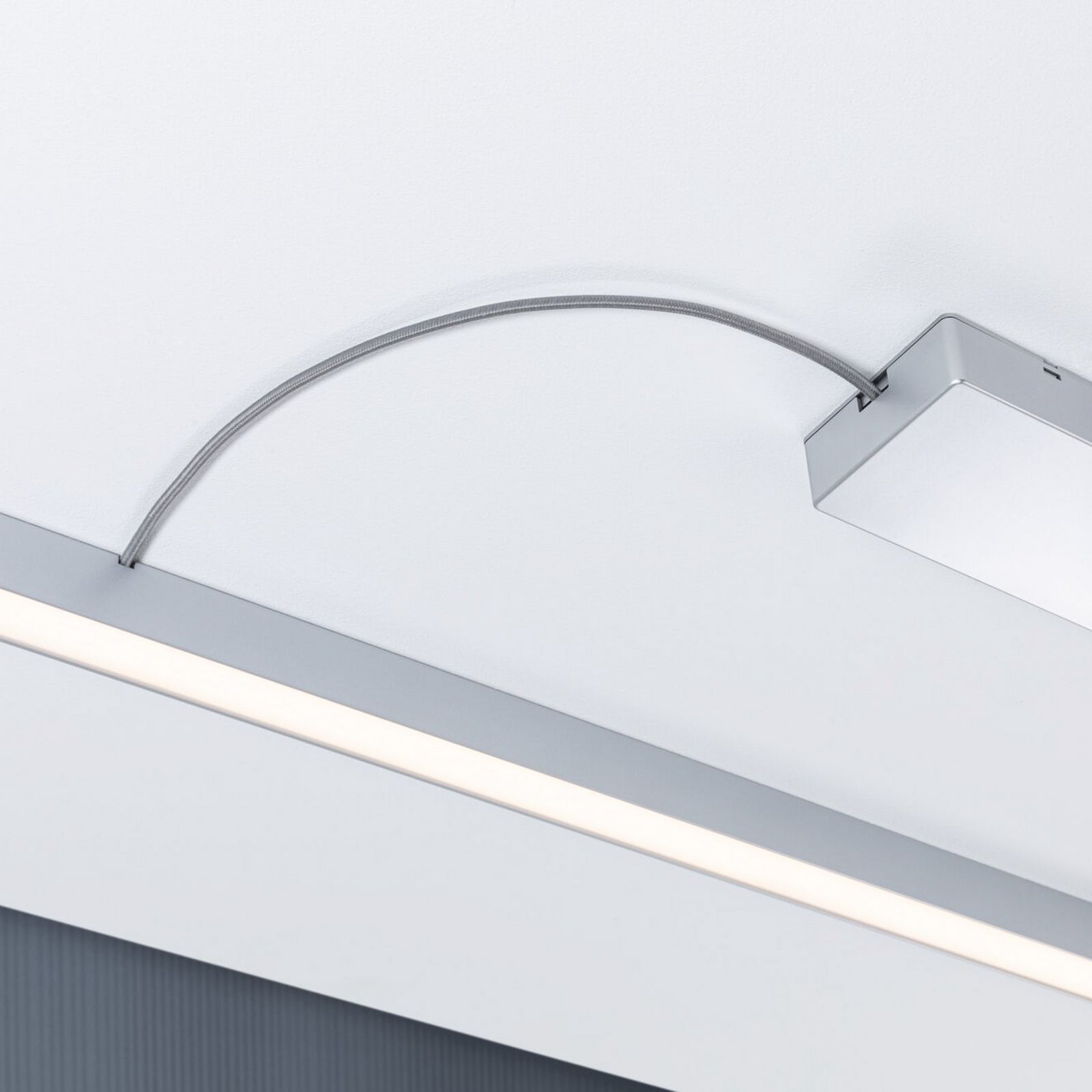 Nærbilde av ledninger på Linion strømforsyning Power Box matt krom Zigbee