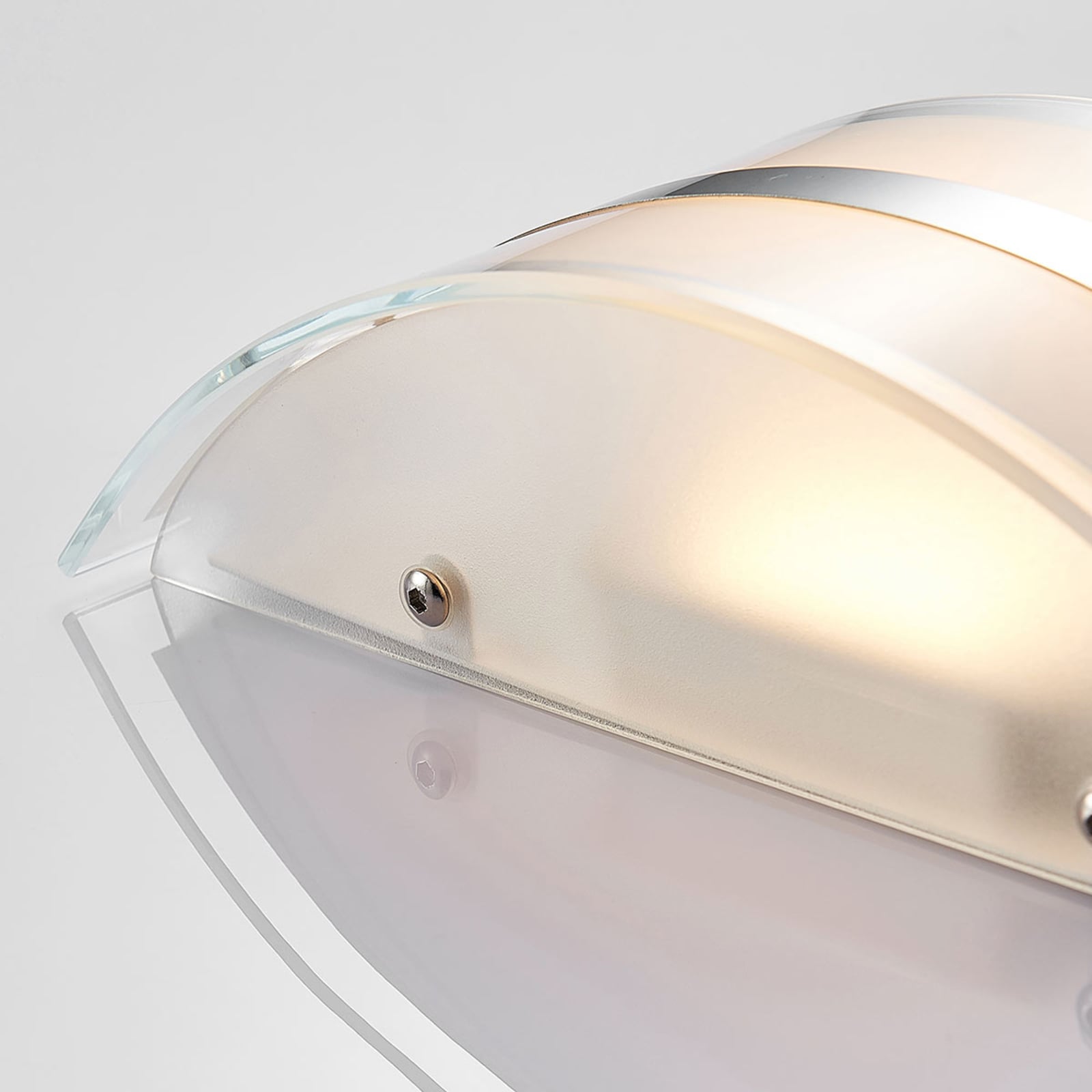 LED vegglampe Zinka hvit glass og krom med varmt hvitt lys