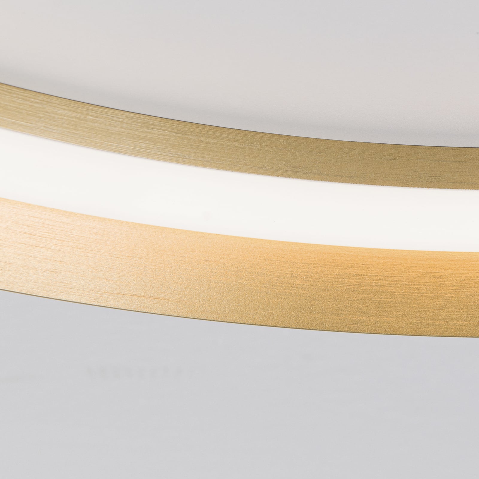 LED taklampe Manta aluminium gull CCT dimbar Ø60 cm lysdetalj