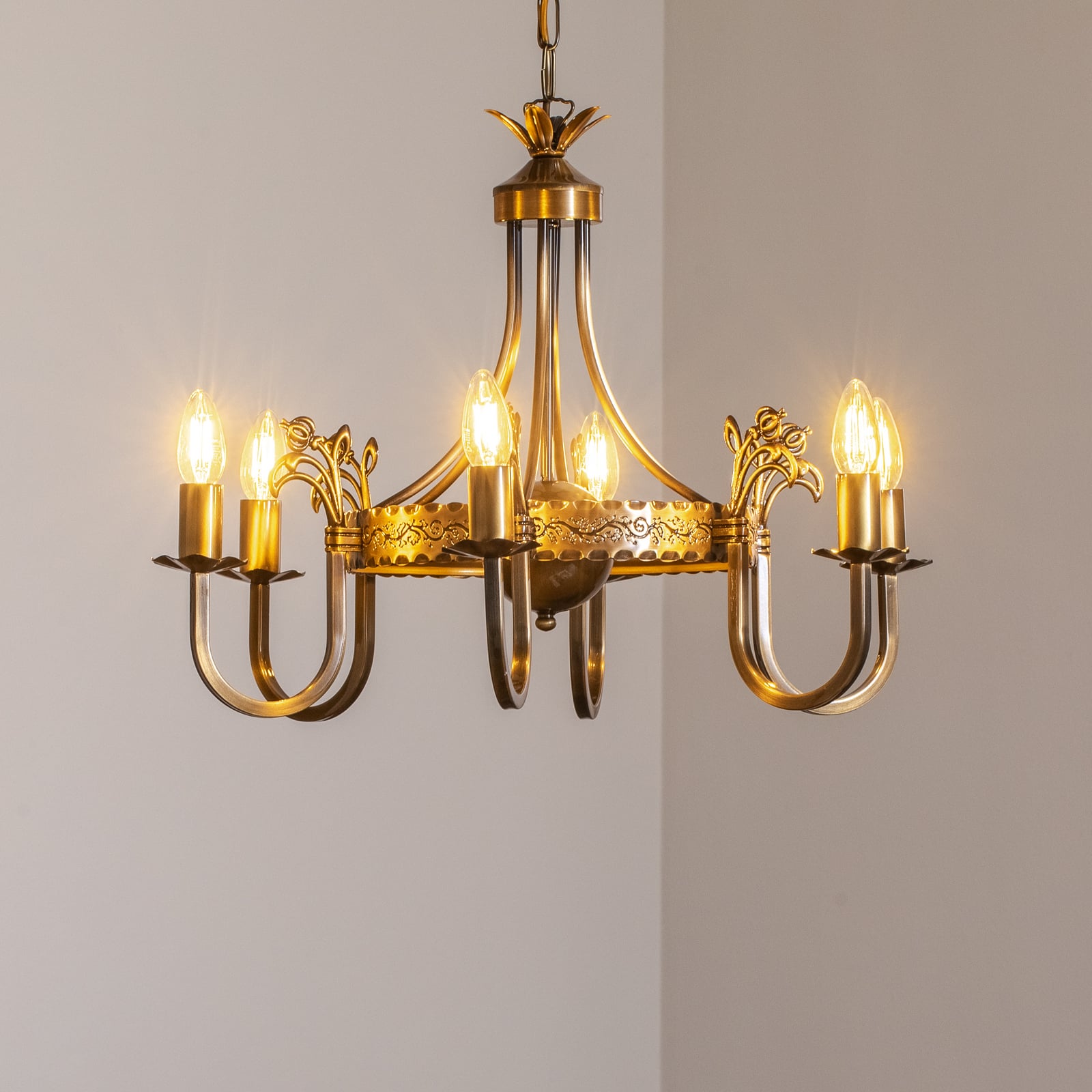 Lysekrone Castle 6-armet messing patinert dimbar Ø62 cm forfra