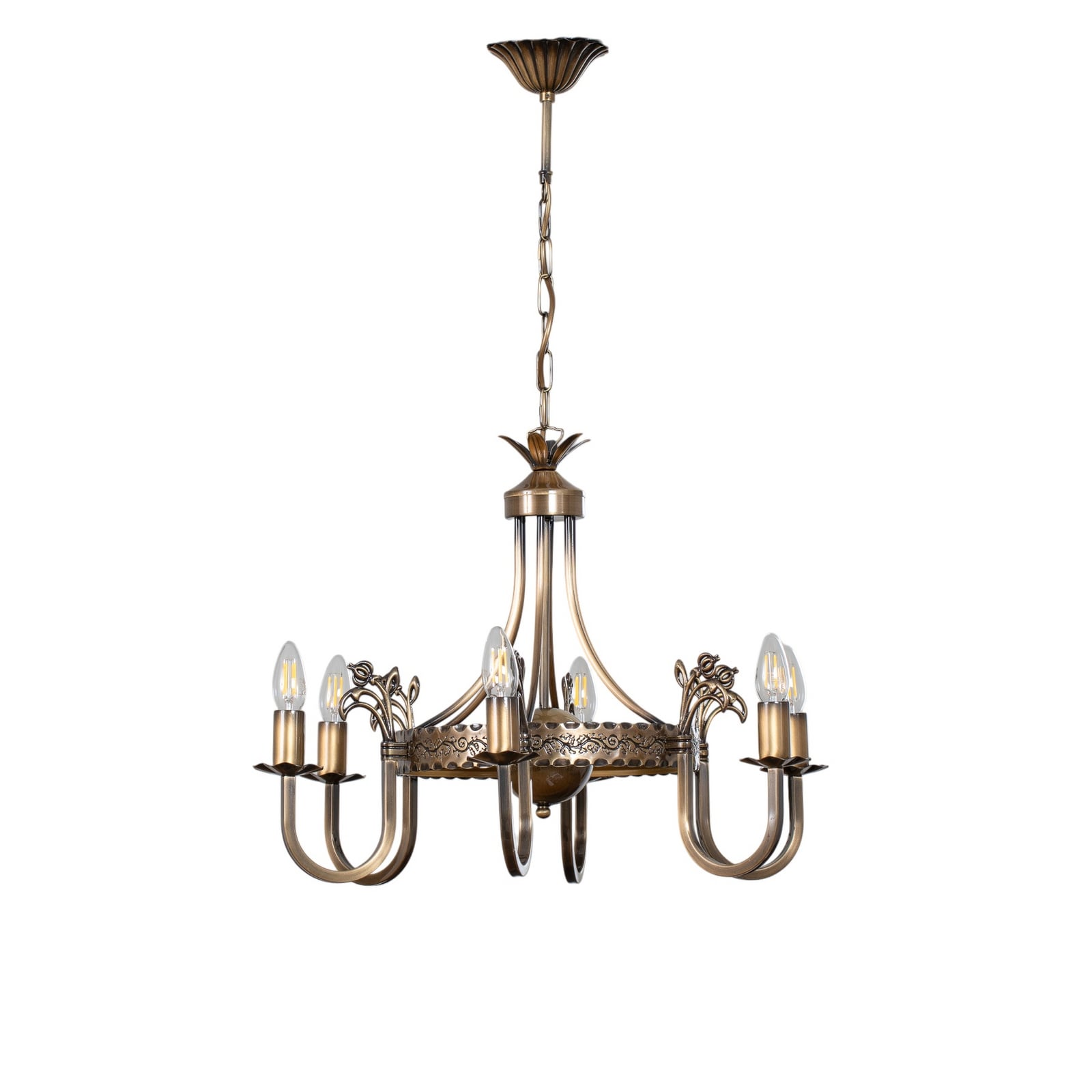 Lysekrone Castle 6-armet messing patinert dimbar Ø62 cm montert i rom
