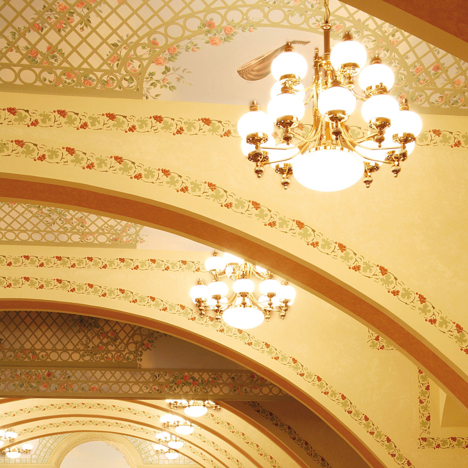 Lysekrone Delia 16-lys messing opalglass detalj av messingramme