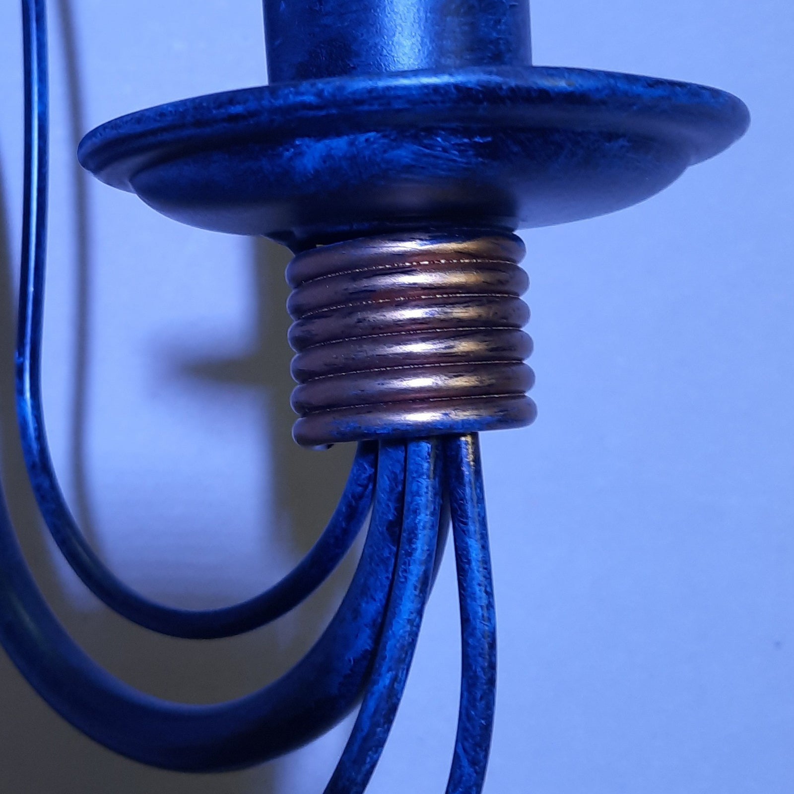 Lysekrone Filo 8-armet dimbar blåsvart metall detalj