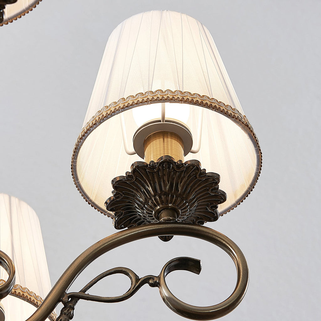 Detalj av metallrammen og tekstilskjerm på Lysekrone Finnick 5-lys