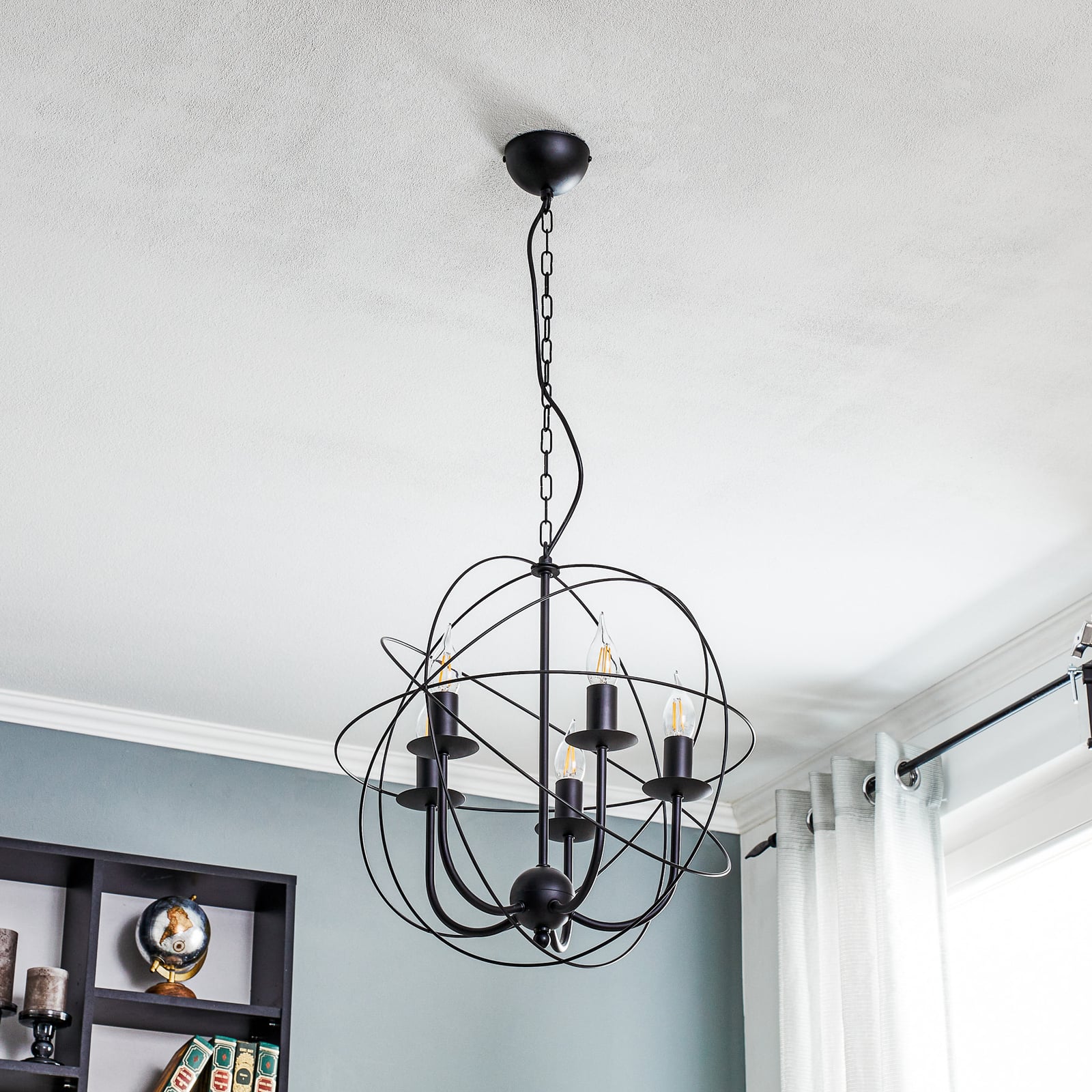Detalj av Lysekrone Globe 5-lys dimbar svart metall Ø40 cm