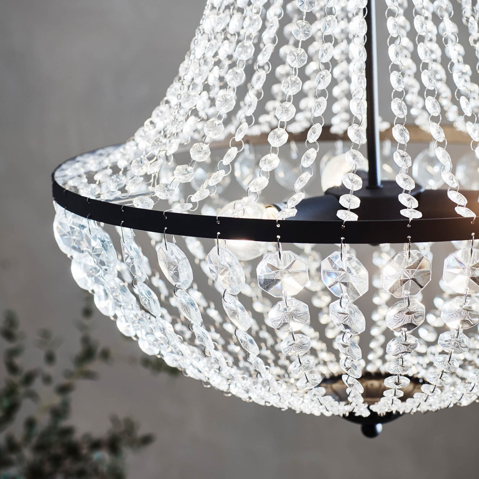 Detalj av krystallglass på Lysekrone GRÄNSÖ svart krystallglass 3-lys