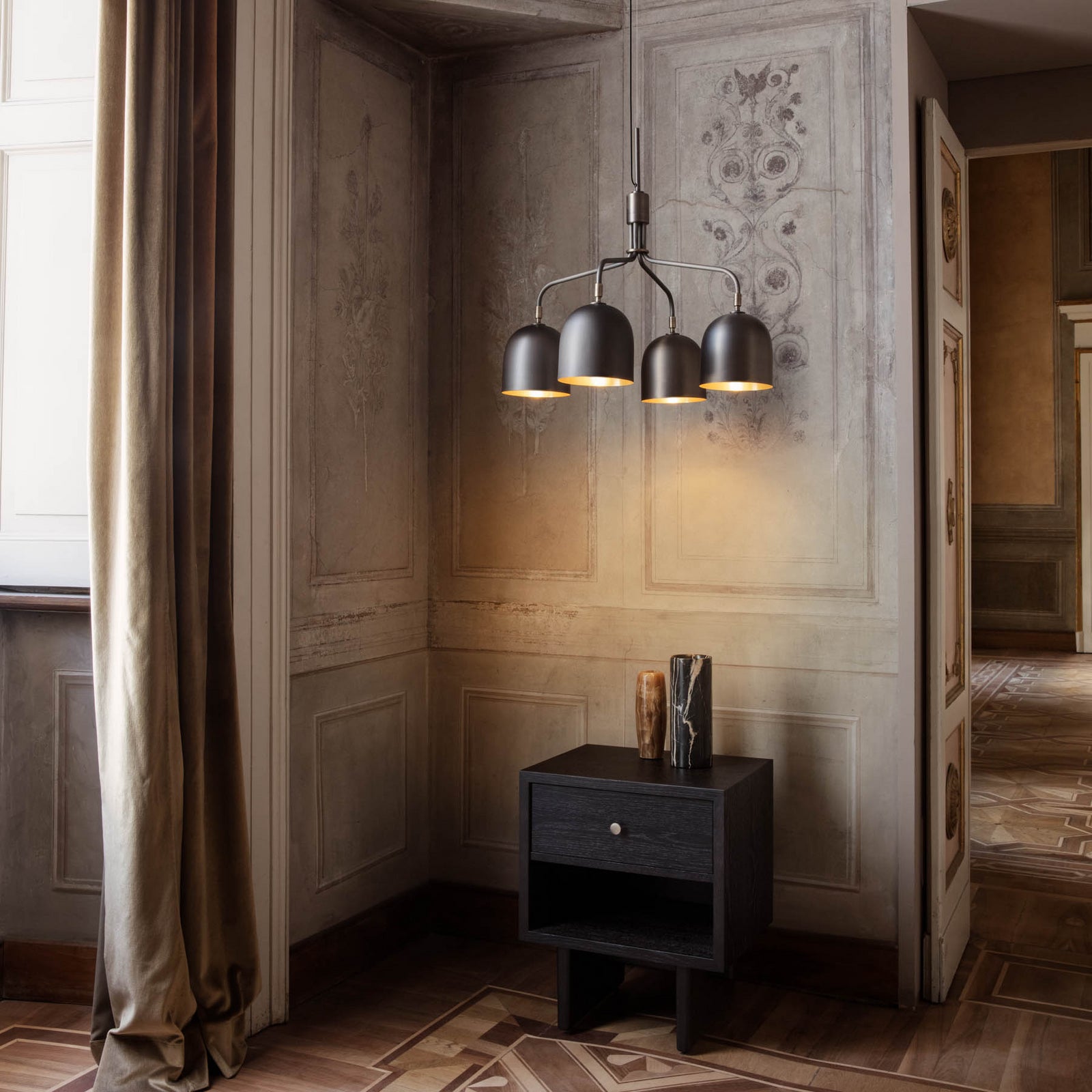 Lysekrone Howard 4-lys gunmetal montert i rom