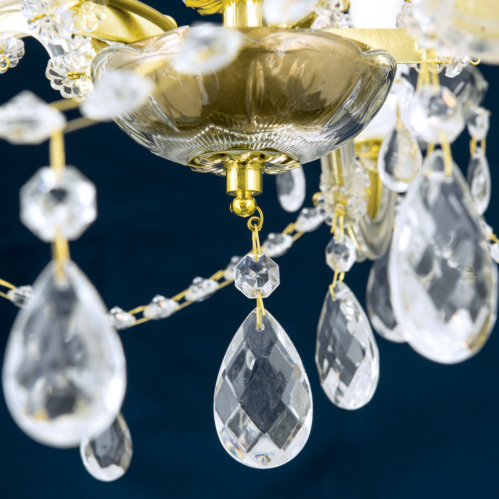 Lysekrone Marie Claire krystallglass lyseffekter på vegg