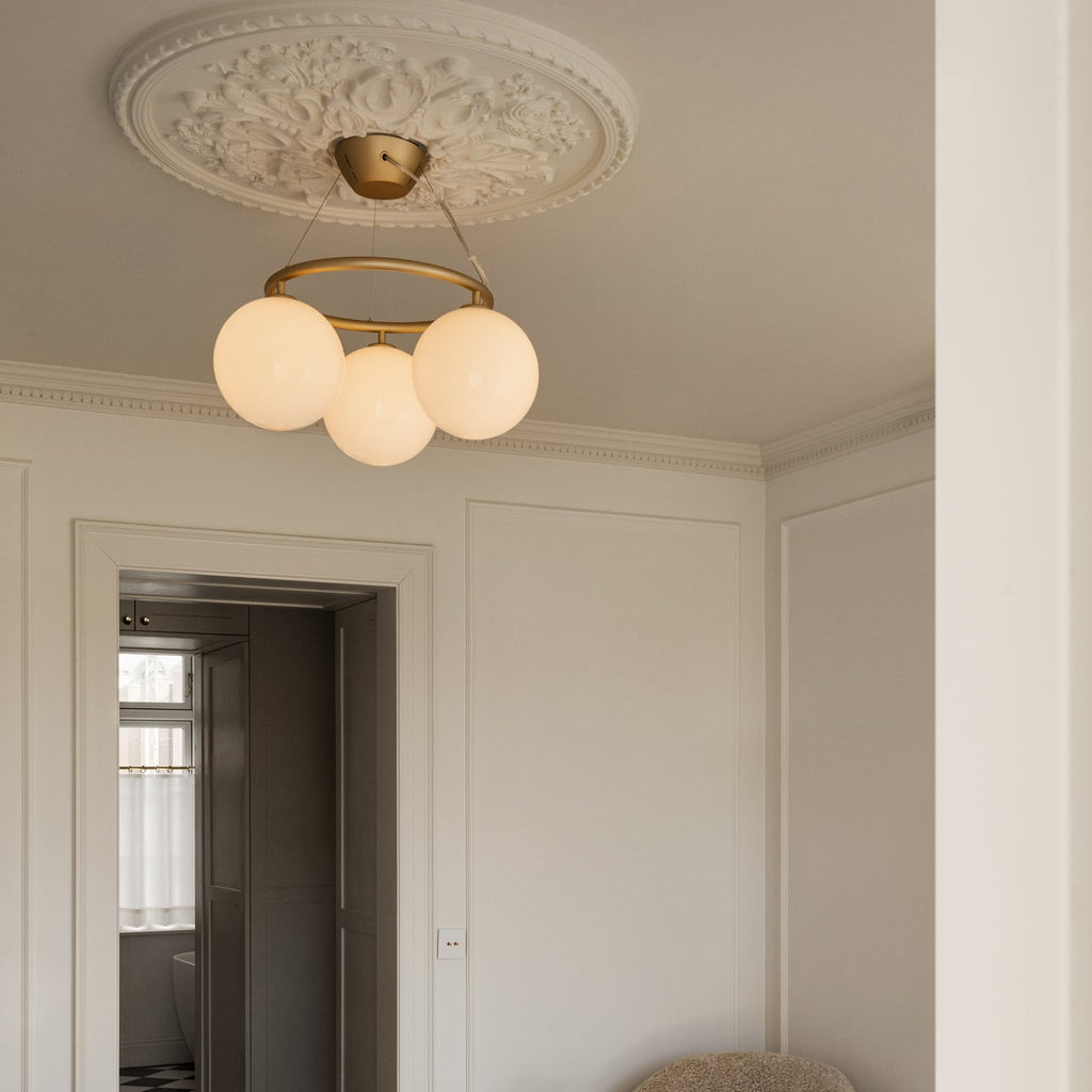 Detalj av Lysekrone Miira 3 Circular messing/opal