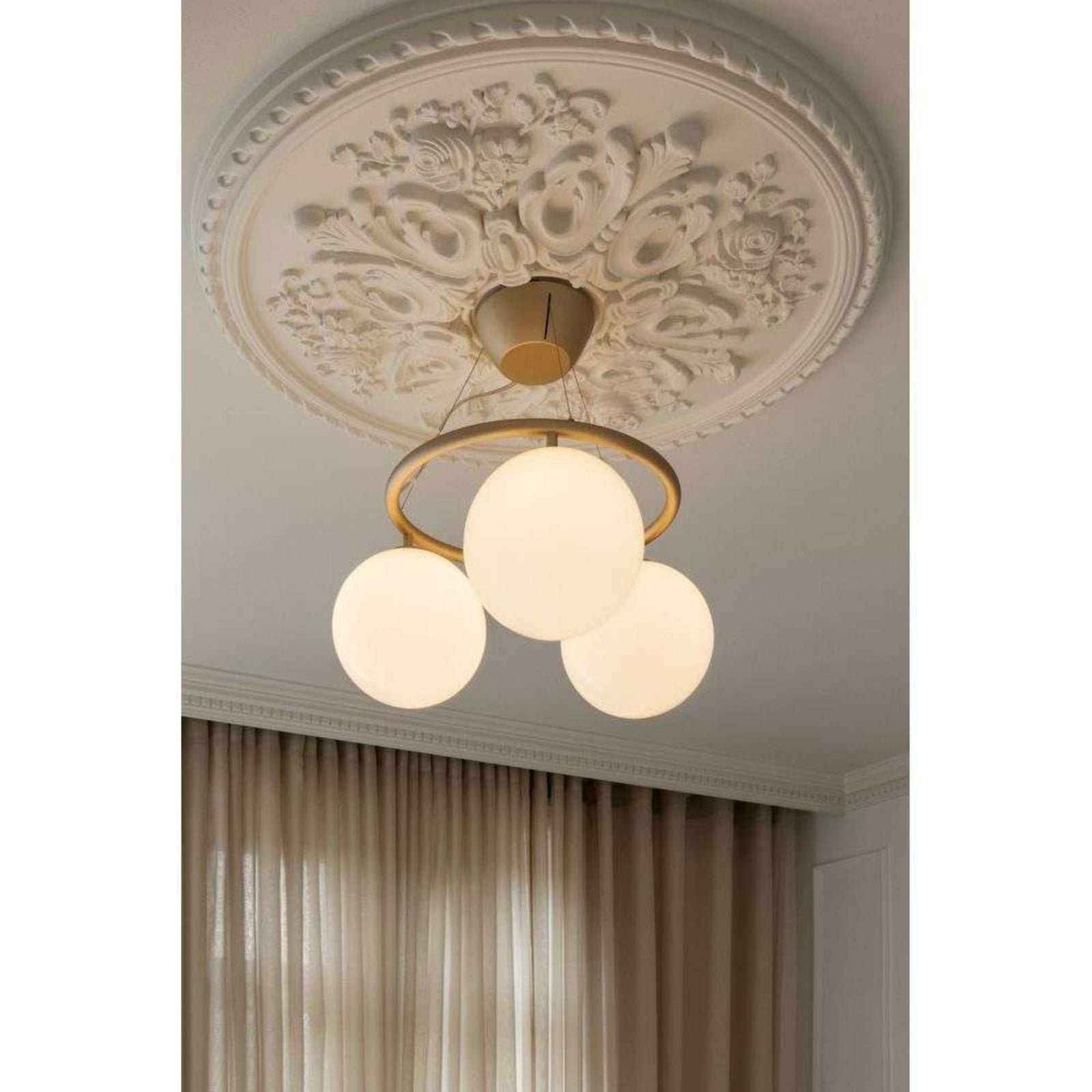 Nærbilde av munnblåst glass i Lysekrone Miira 3 Circular messing/opal