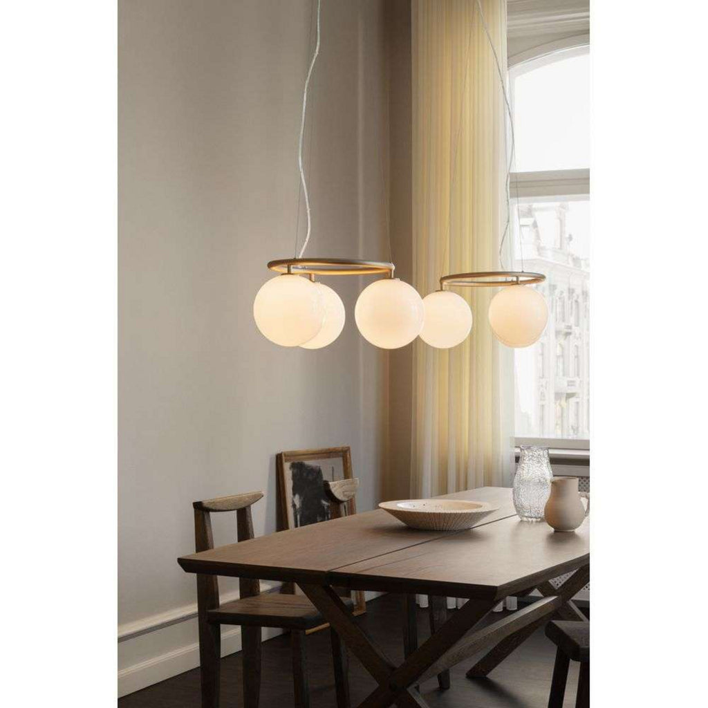 Sidevisning av Lysekrone Miira 3 Circular messing/opal