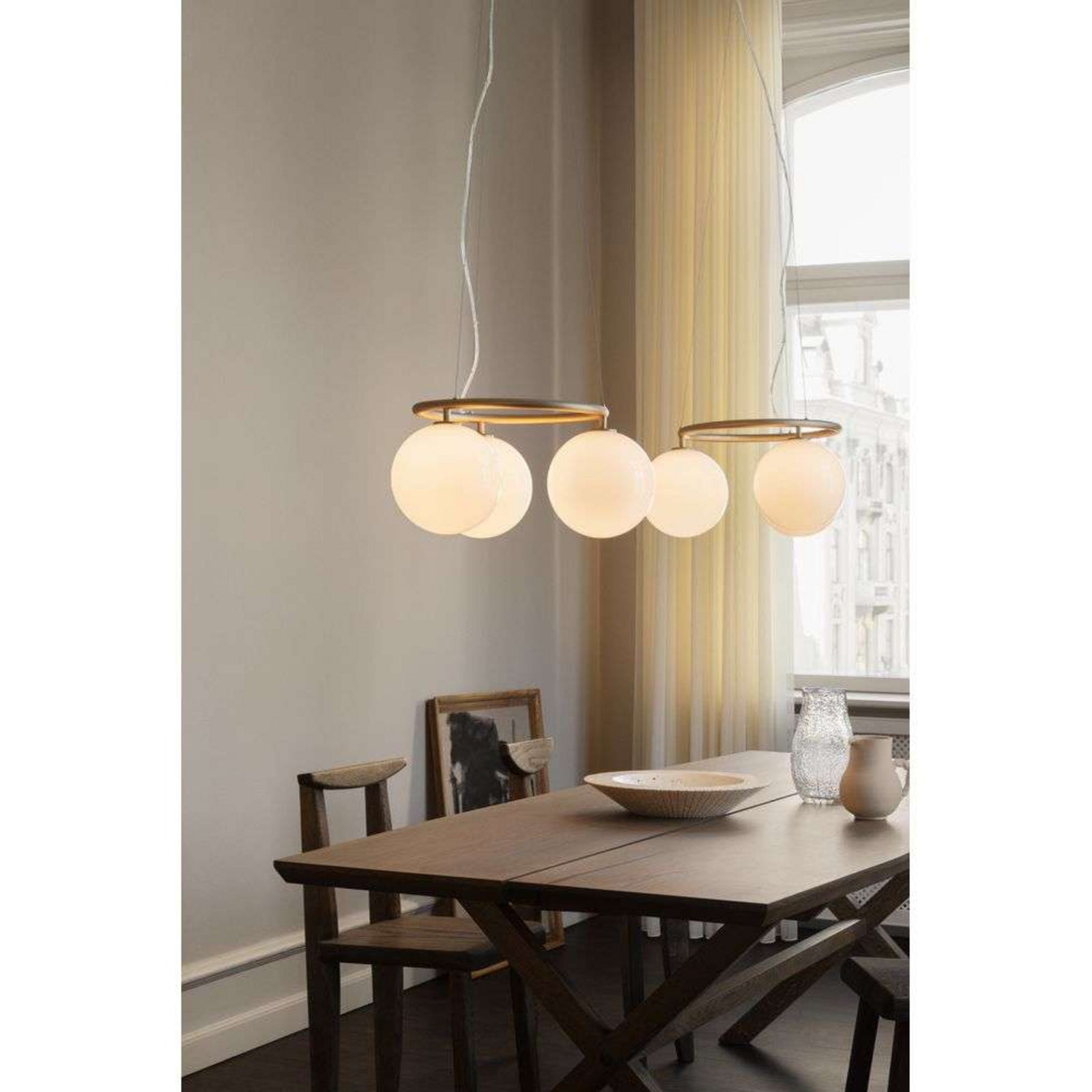 Sidevisning av Lysekrone Miira 3 Circular messing/opal