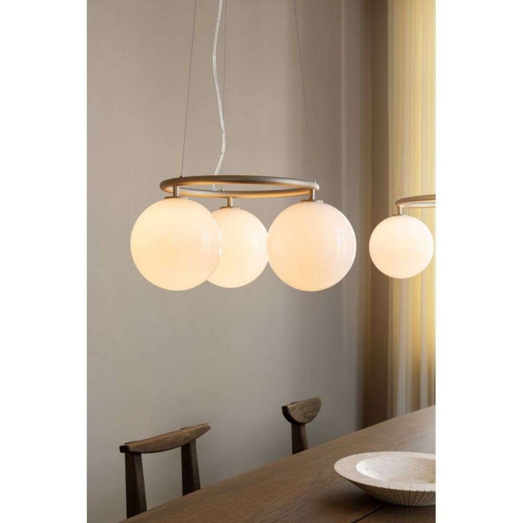 Lysekrone Miira 3 Circular messing/opal i moderne interiør