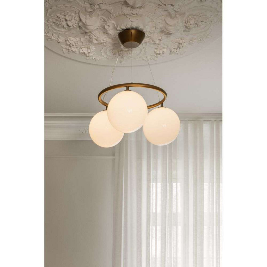 Lysekrone Miira 3 Circular opalglass dimbar bronse nærbilde av metall