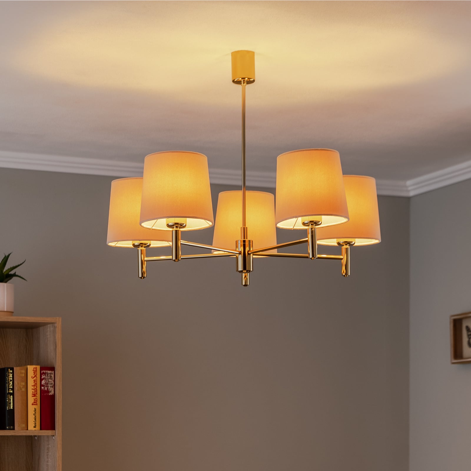 Lysekrone Polo 5-lys beige messing velur dimbar forfra