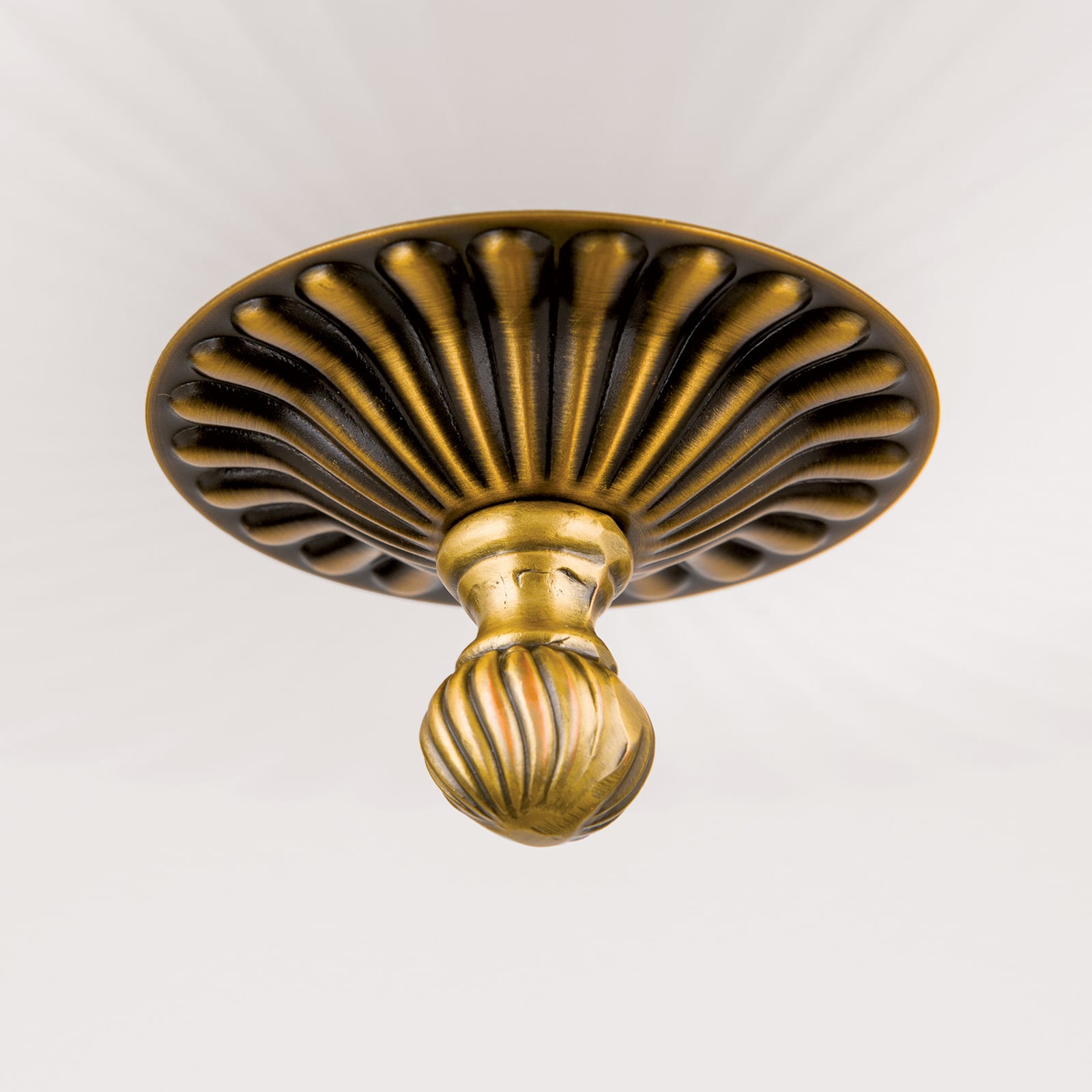 Nærbilde av lyspærer i Lysekrone Rocca klassisk 9-lys bronse glass Ø75 cm