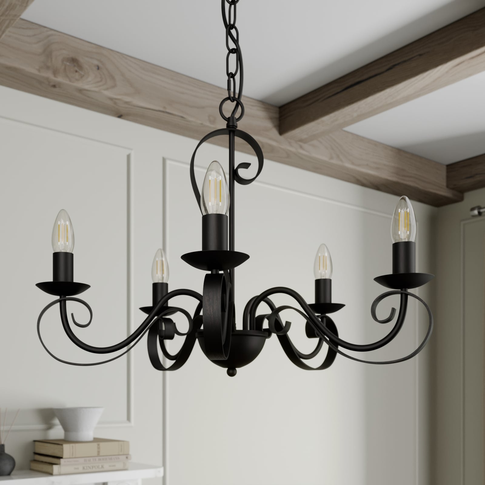Detalj av metallfinish på Lysekrone Shervan 5-lys