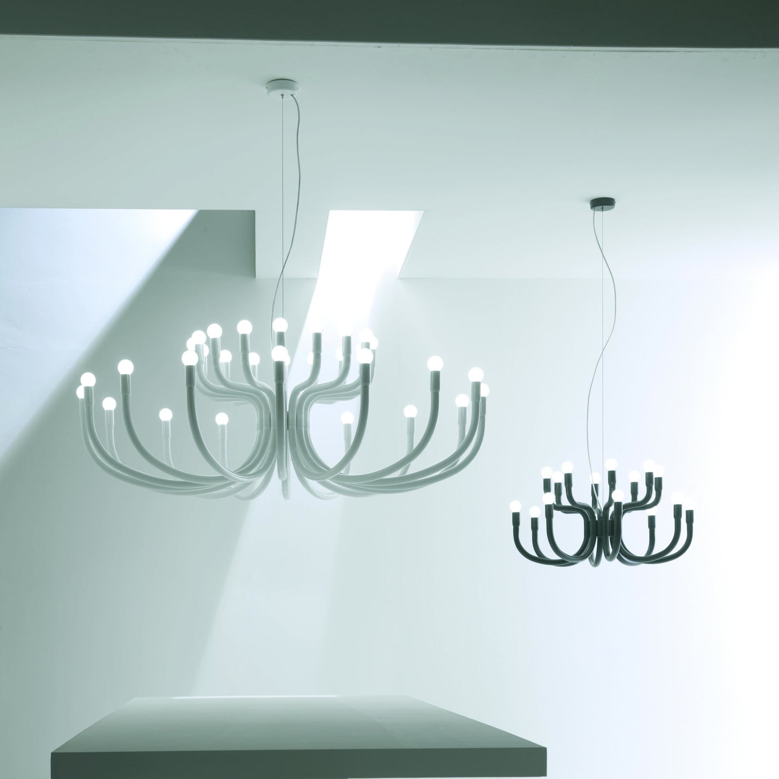 Lysekrone Snoob 20-lys svart aluminium detalj