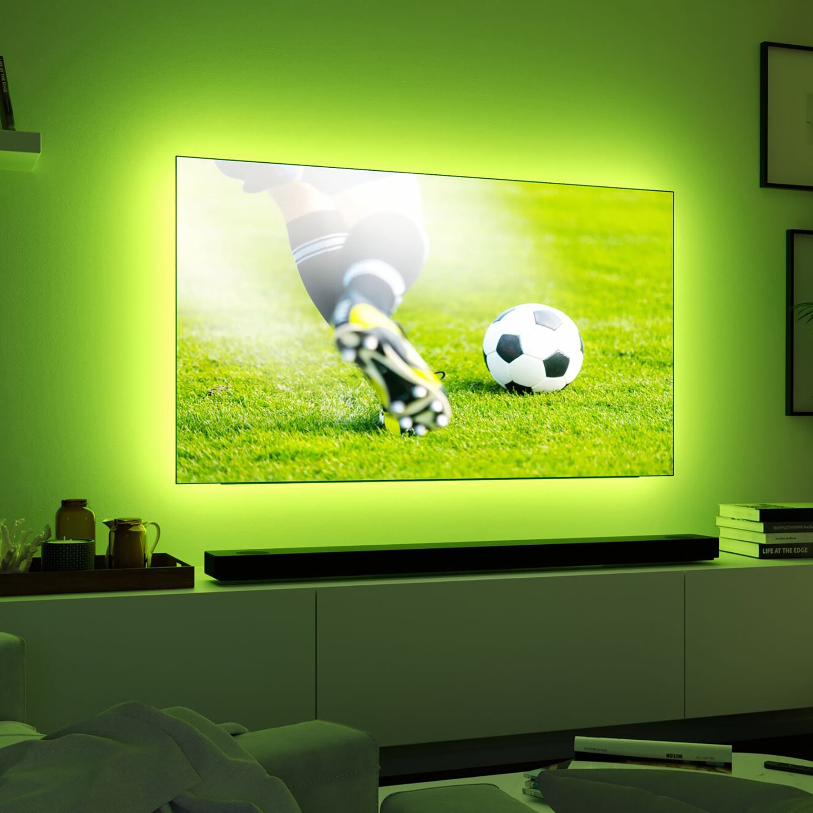 MaxLED 250 RGBW LED-stripe sett for TV 65" montert på TV