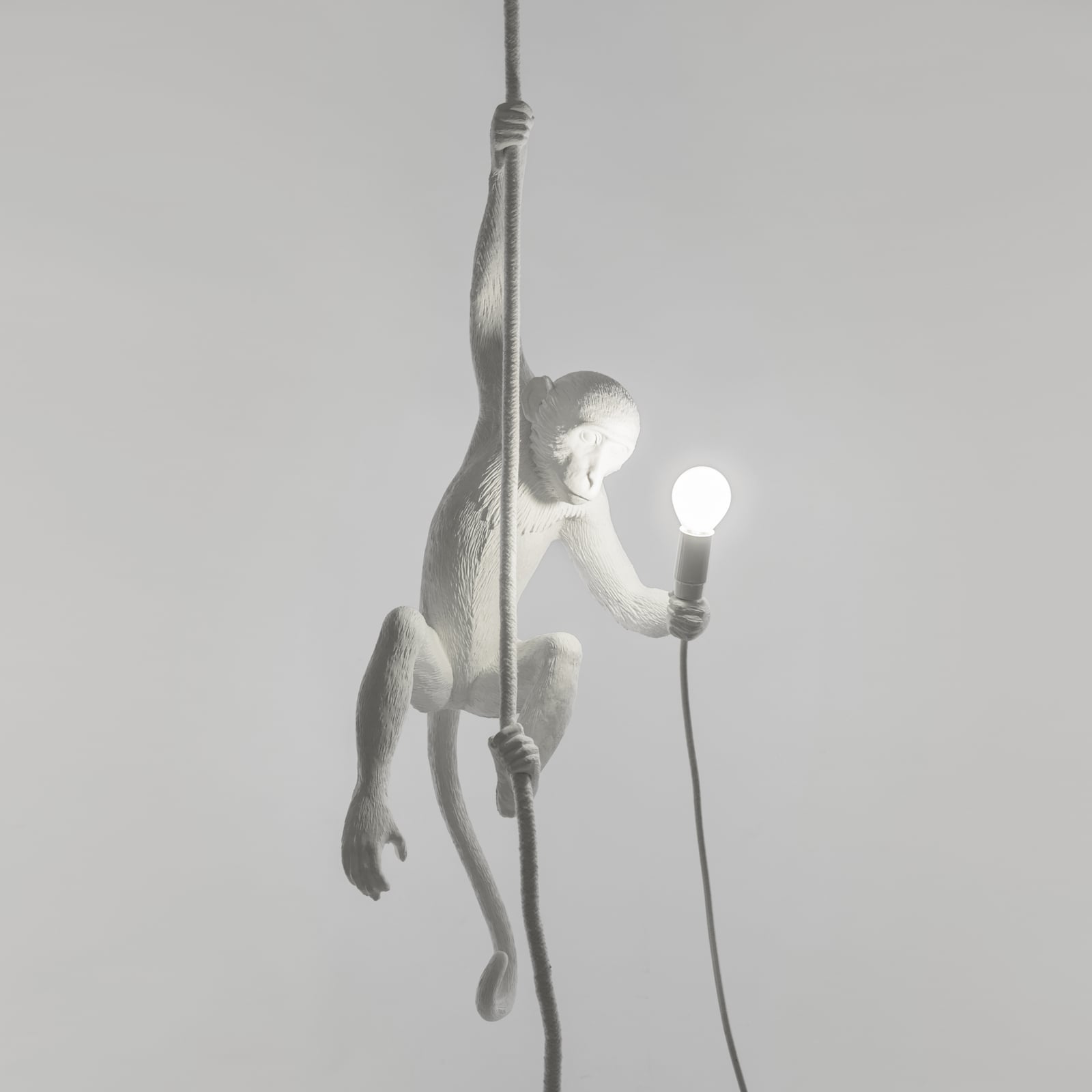 Monkey Lamp dekorativ pendellampe hvit hengende nærbilde