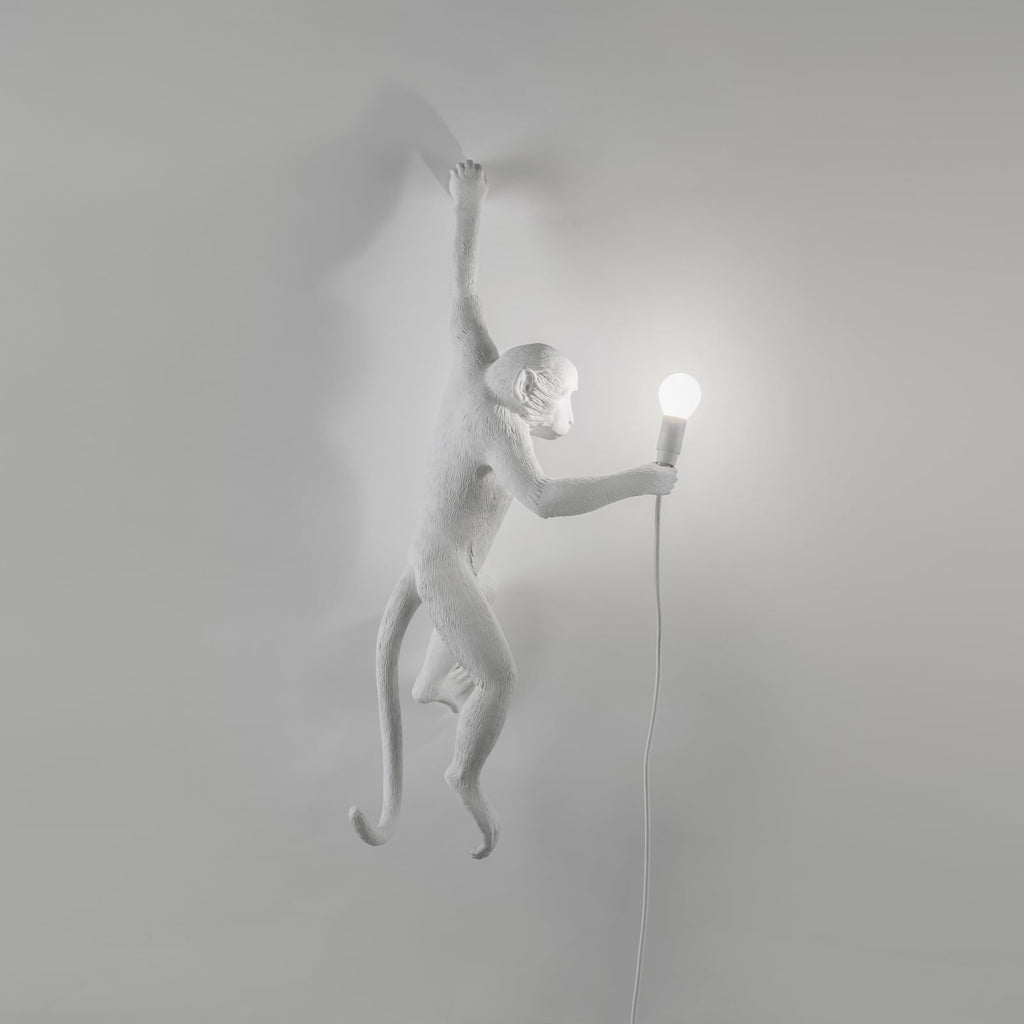 Nærbilde av Monkey Lamp LED dekorativ vegglampe hvit venstre i kunstharz