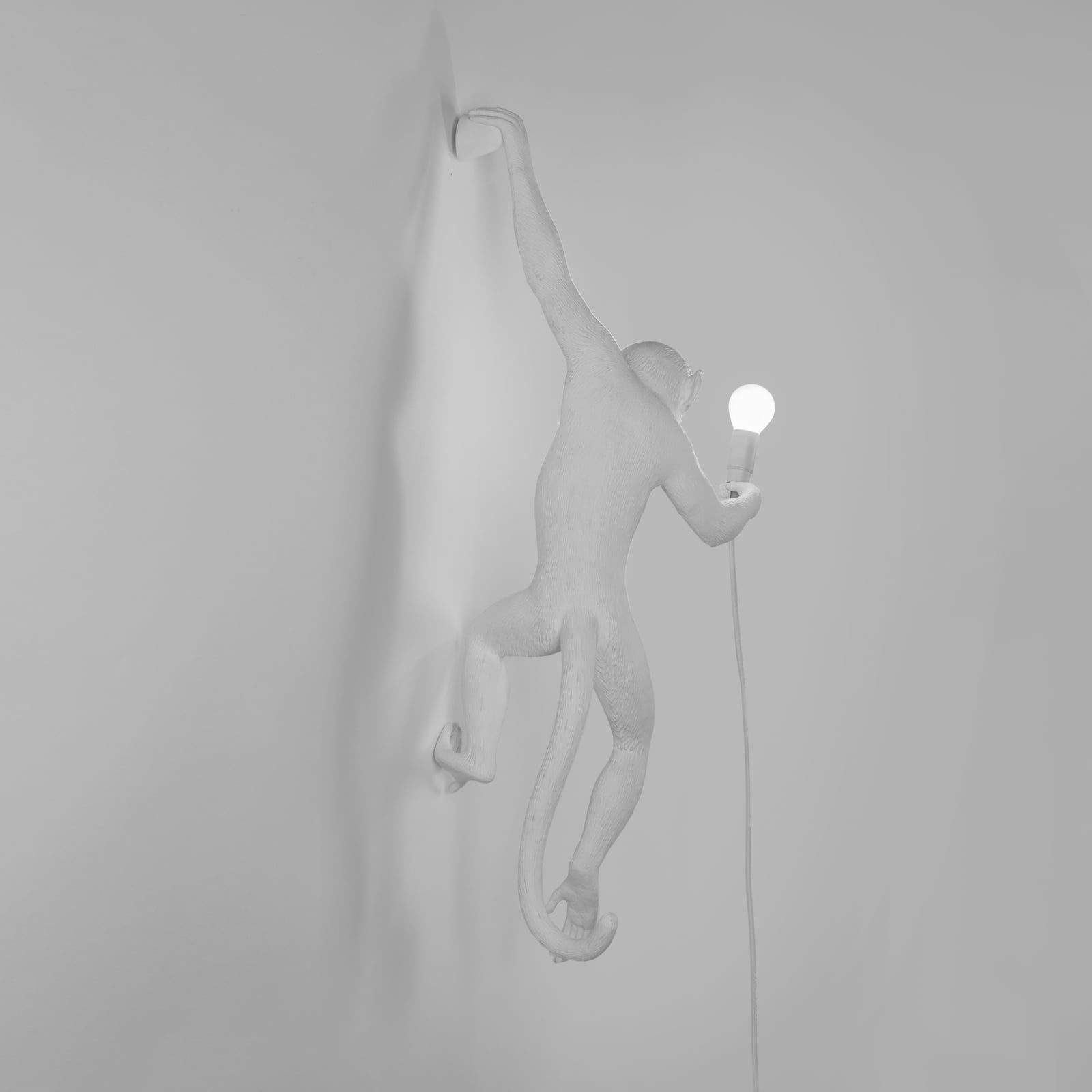 Monkey Lamp LED dekorativ vegglampe hvit venstre med bryter og kabel