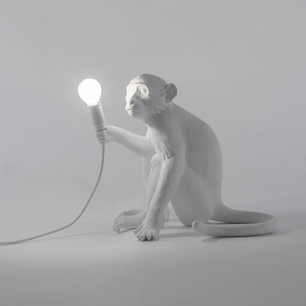 Monkey Lamp sittende hvit E14 - SELETTI med lys på